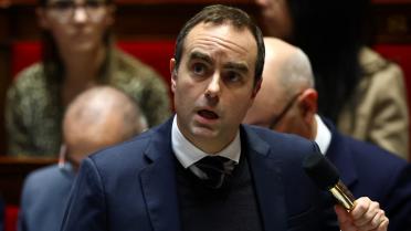 le sénat adopte une mesure surprime concernant les émeutes dans les contrats d'assurance habitation, impactant la couverture des sinistres liés à ces événements.