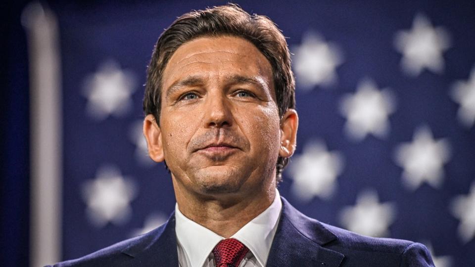 découvrez comment ron desantis a contribué à la réduction des tarifs d'assurance en floride, facilitant ainsi la protection des résidents contre les aléas climatiques et autres risques.