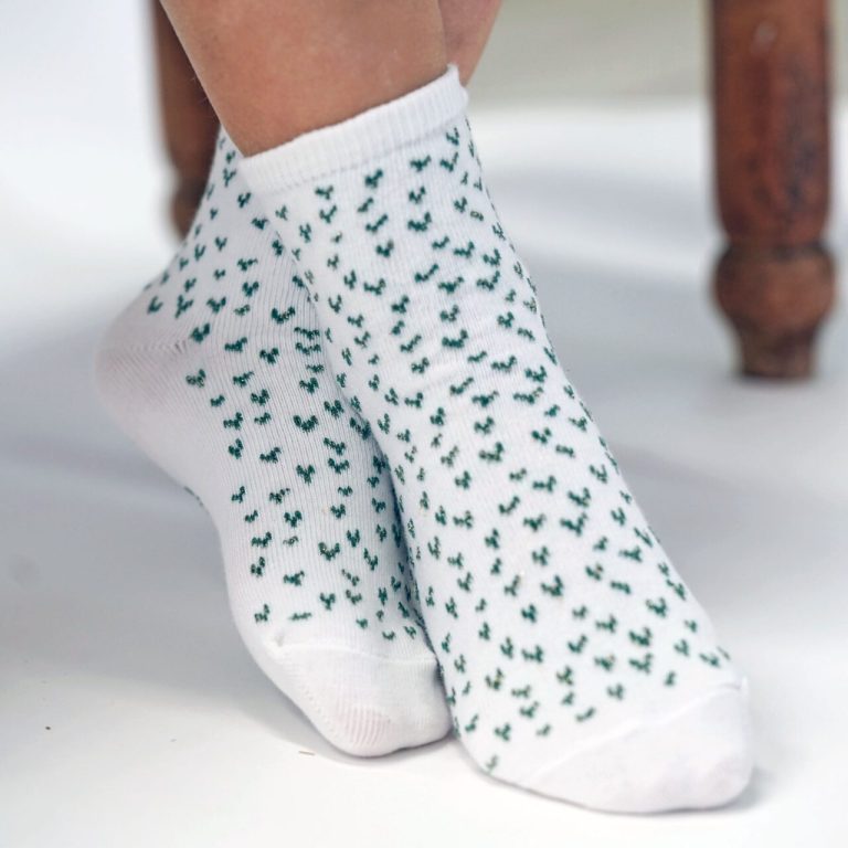 découvrez nos socquettes enfant en coton doux, disponibles en gris et écru, pour un confort et une élégance au quotidien.